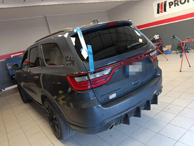 Dodge Durango – Dodge Durango po wymianie szyby tylnej. Taśma trzyma szybę w klapie bagażnika.
